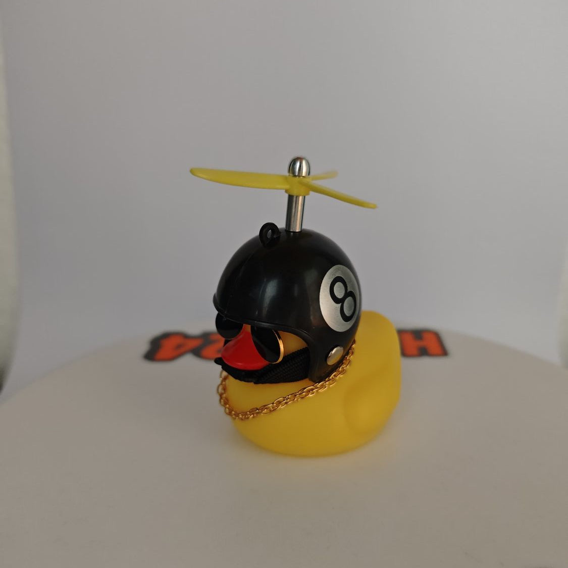 Propeller-Ente mit Helm Deko